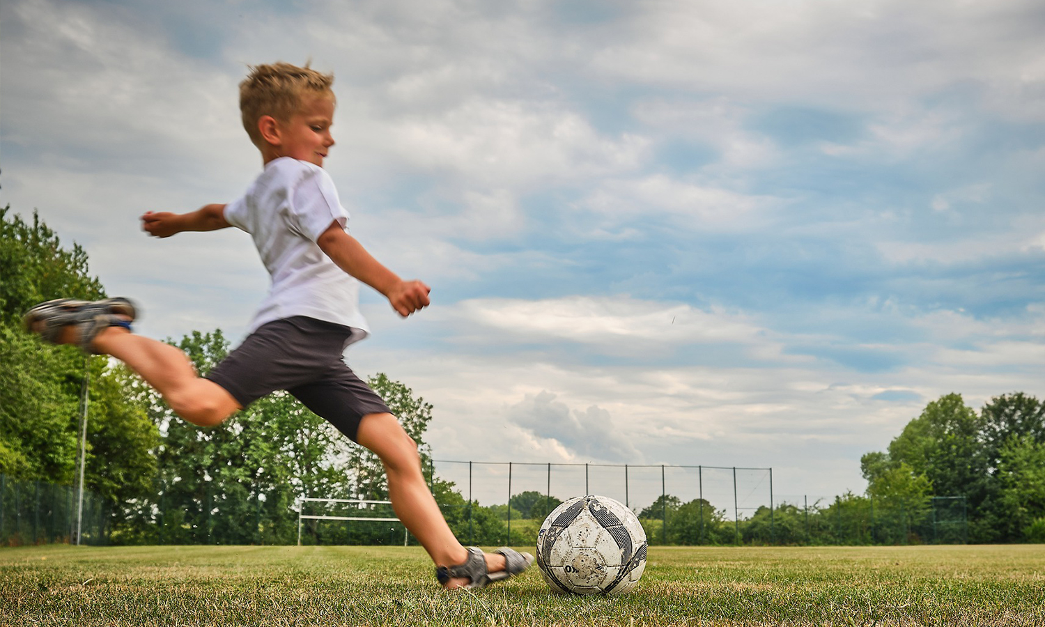 Junge spielt Fußball
